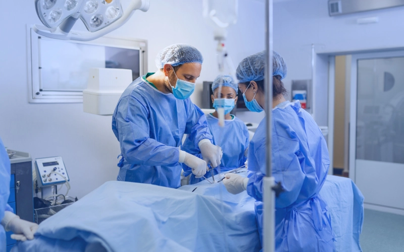 Doctores-realizando-cirugía